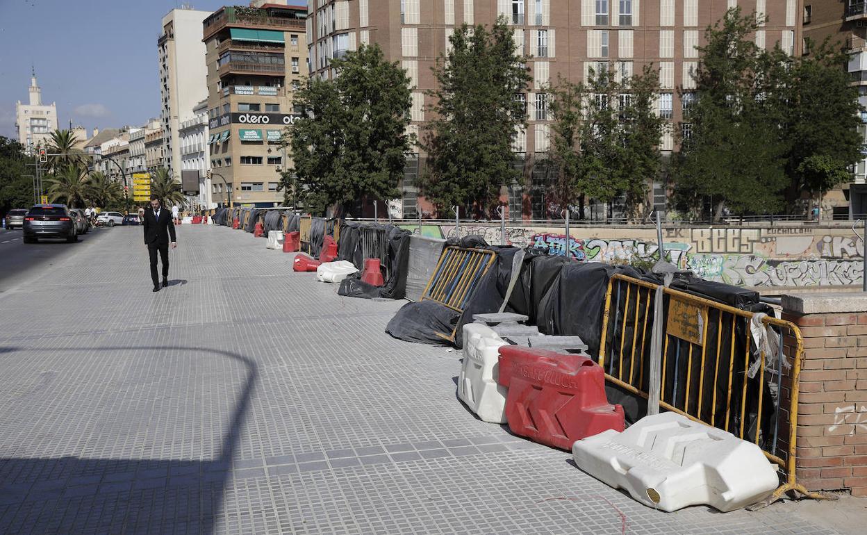 Los trabajos de remodelación de la acera sur del puente de Tetuán están paralizados. 