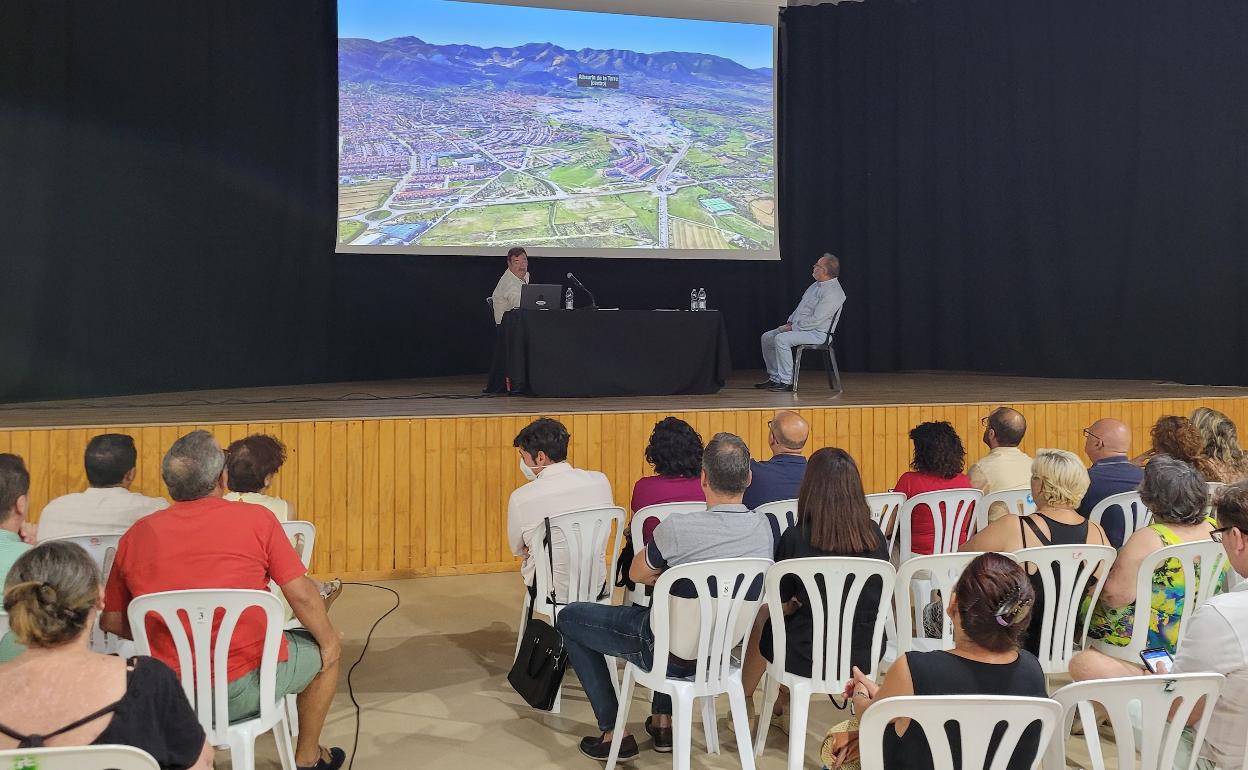 El alcalde de Alhaurín de la Torre y los técnicos municipales explican a los vecinos el proyecto de la Ciudad Aeroportuaria