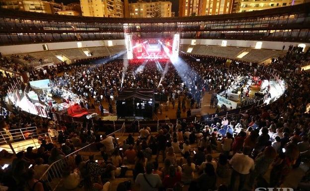 Imagen principal - Cinco mil personas acudieron al homenaje a Danza Invisible (arriba), Anni B Sweet y el periodista Julio Ruiz, maestro de ceremonias (abajo).