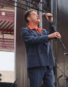 Imagen secundaria 2 - Arriba, aspecto del público de La Malagueta. Abajo, Mikel Erentxun (ex Ducan Dhu) y Juan Perro (ex de Radio Futura).