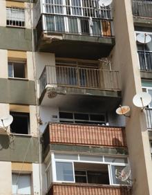 Imagen secundaria 2 - Un incendio en La Palmilla obliga al desalojo parcial de un edificio de diez plantas: «Hemos pasado mucha angustia»