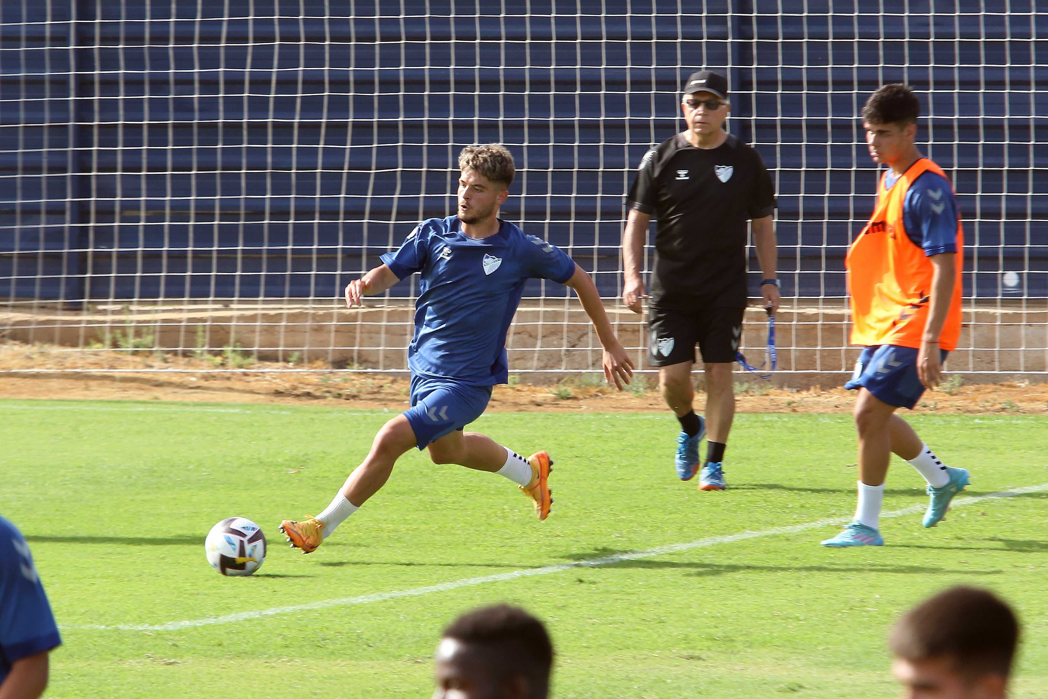 El último fichaje, Bustinza, completa su primer entrenamiento como blanquiazul mientras aún no se ha incorporado Juanfran. El equipo arranca con 15 canteranos y varios descartes en la rampa de salida