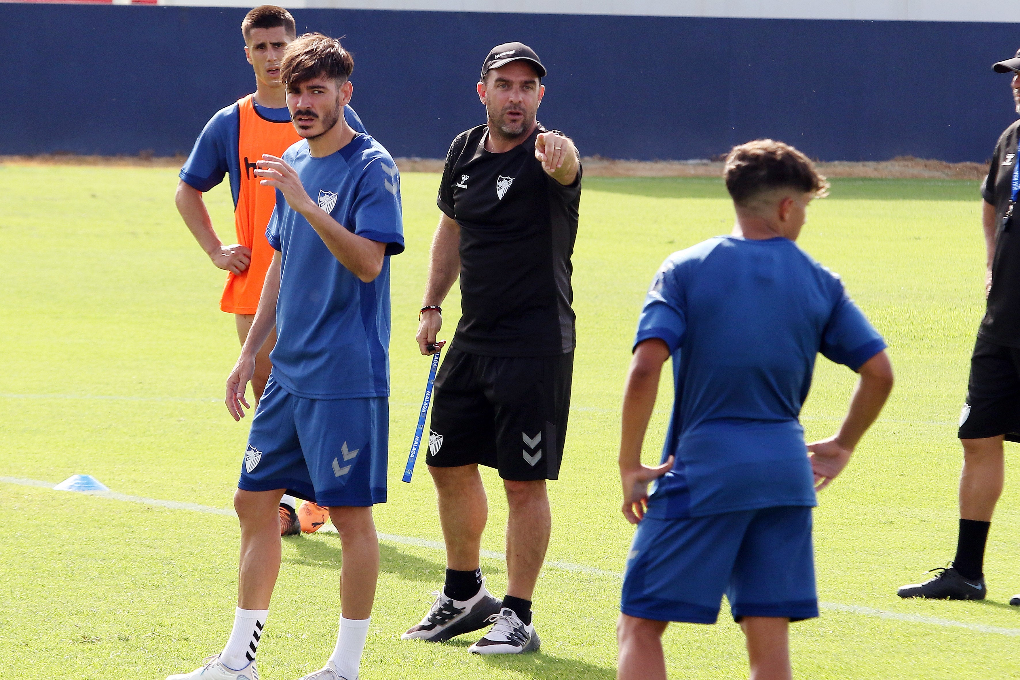 El último fichaje, Bustinza, completa su primer entrenamiento como blanquiazul mientras aún no se ha incorporado Juanfran. El equipo arranca con 15 canteranos y varios descartes en la rampa de salida