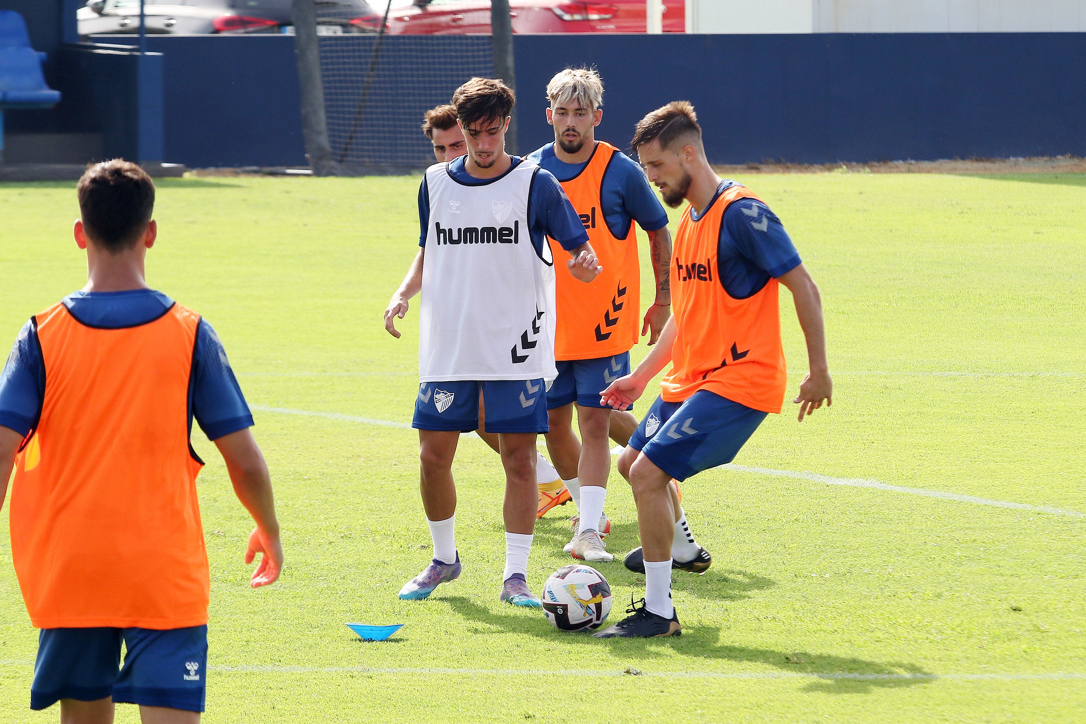 El último fichaje, Bustinza, completa su primer entrenamiento como blanquiazul mientras aún no se ha incorporado Juanfran. El equipo arranca con 15 canteranos y varios descartes en la rampa de salida