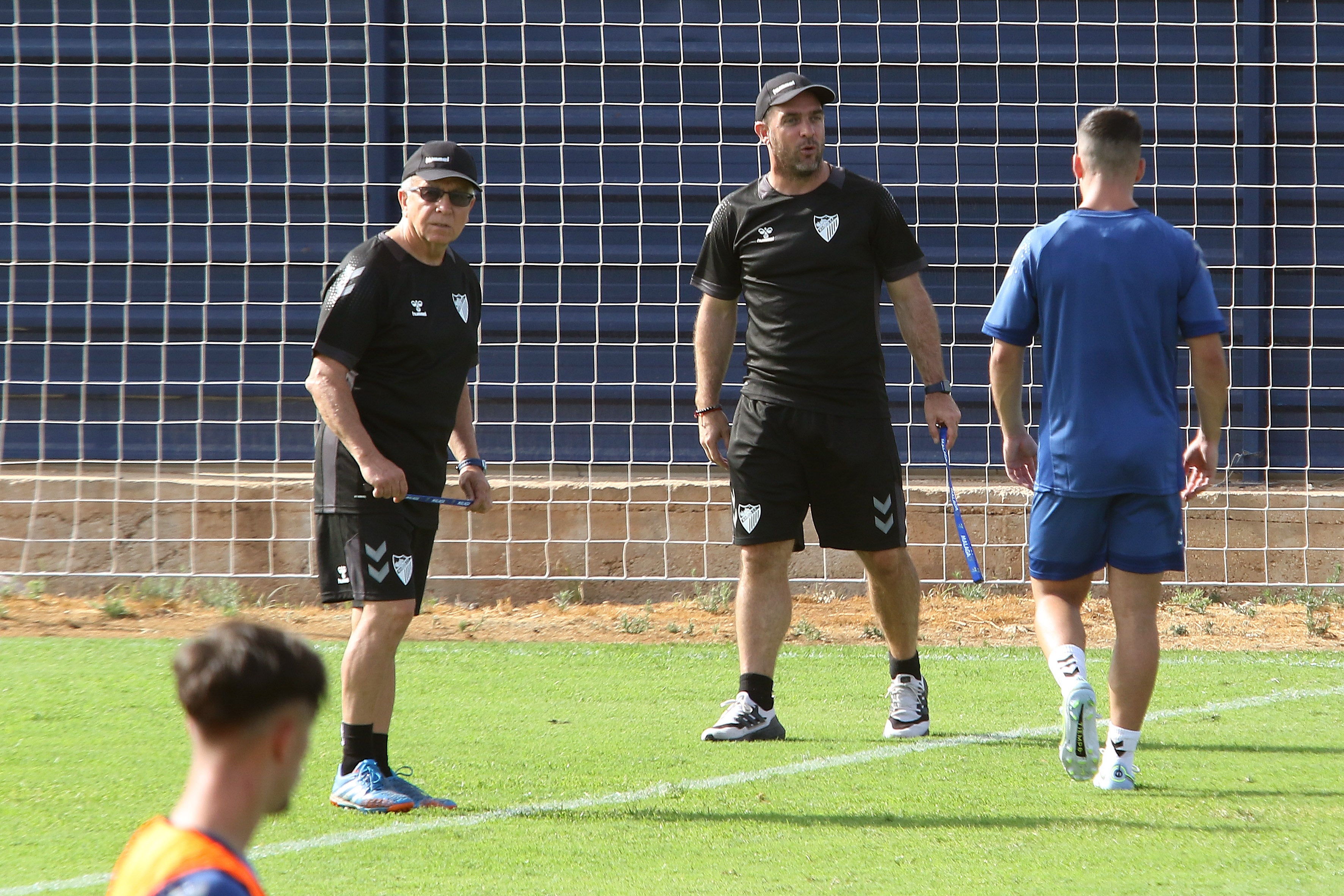 El último fichaje, Bustinza, completa su primer entrenamiento como blanquiazul mientras aún no se ha incorporado Juanfran. El equipo arranca con 15 canteranos y varios descartes en la rampa de salida