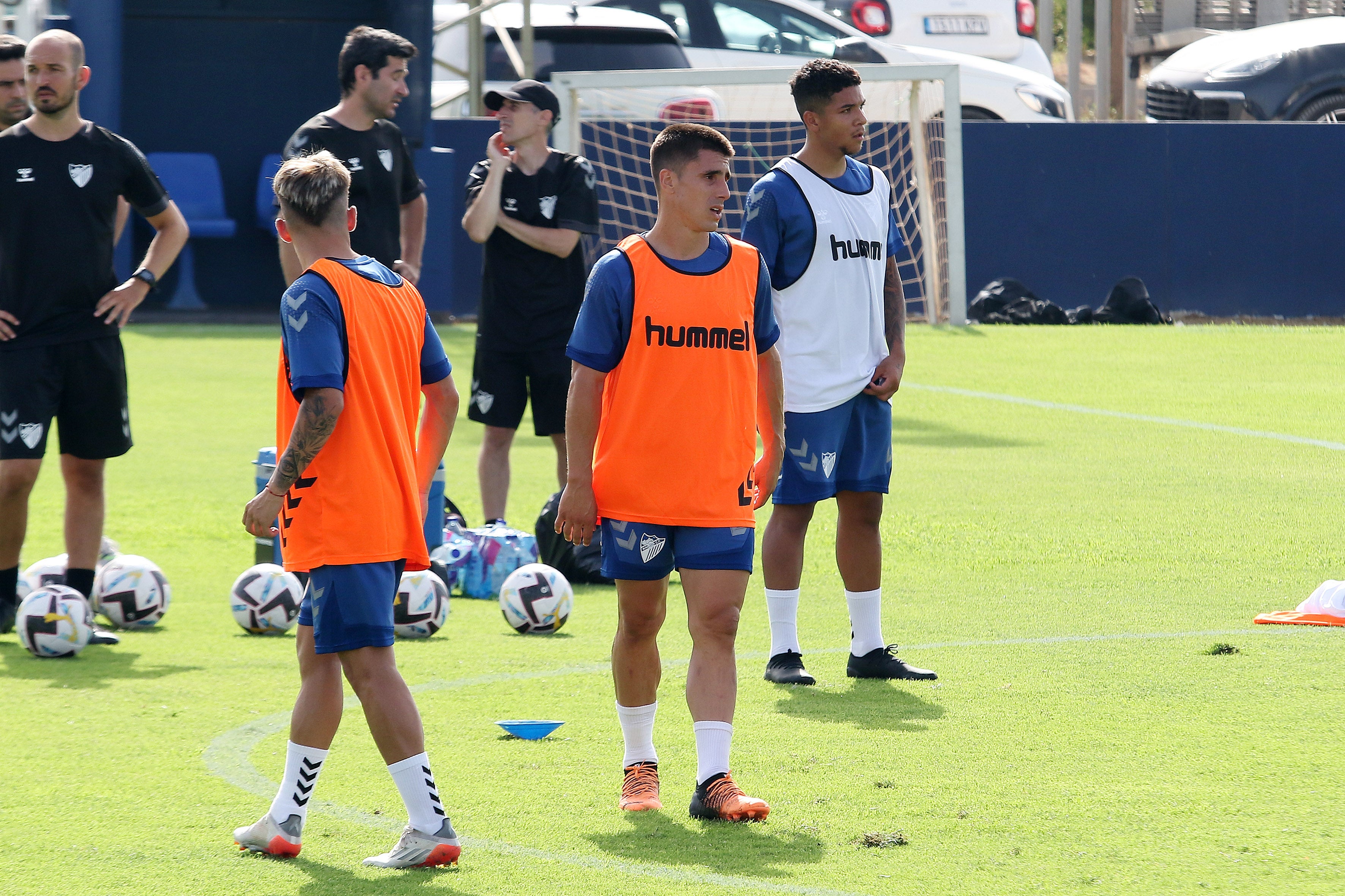 El último fichaje, Bustinza, completa su primer entrenamiento como blanquiazul mientras aún no se ha incorporado Juanfran. El equipo arranca con 15 canteranos y varios descartes en la rampa de salida