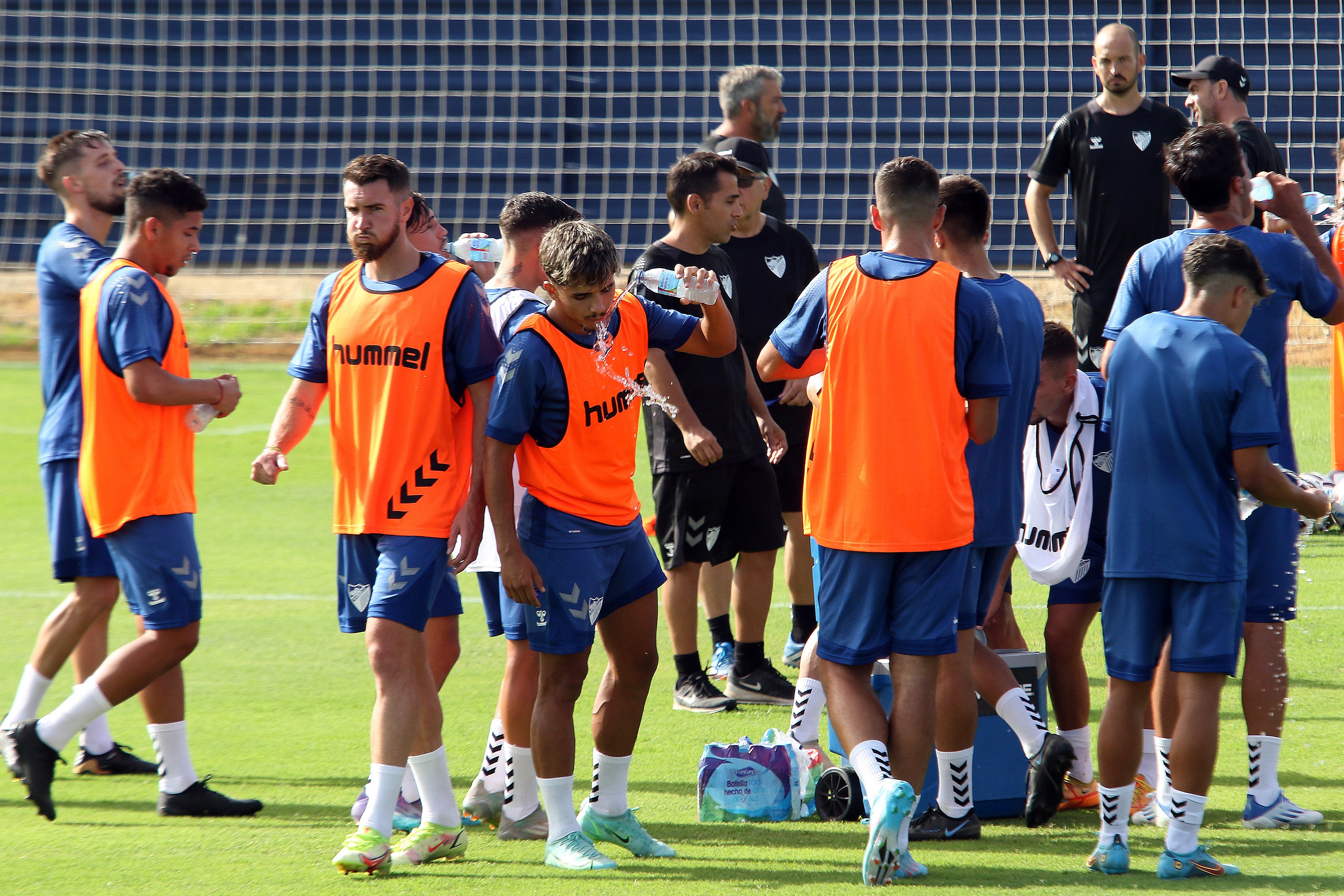 El último fichaje, Bustinza, completa su primer entrenamiento como blanquiazul mientras aún no se ha incorporado Juanfran. El equipo arranca con 15 canteranos y varios descartes en la rampa de salida