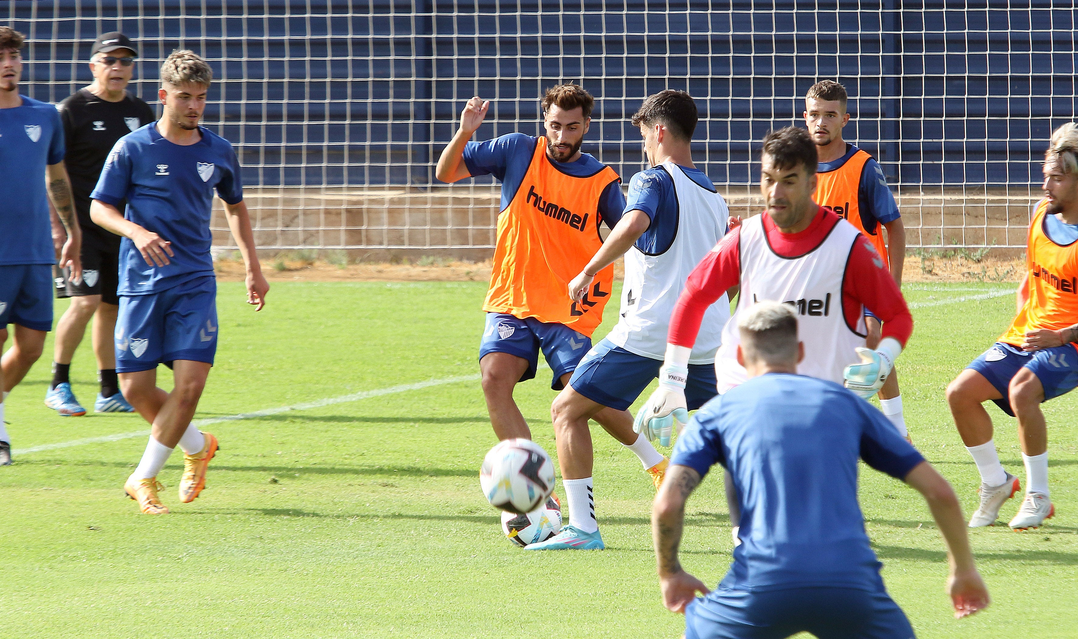 El último fichaje, Bustinza, completa su primer entrenamiento como blanquiazul mientras aún no se ha incorporado Juanfran. El equipo arranca con 15 canteranos y varios descartes en la rampa de salida