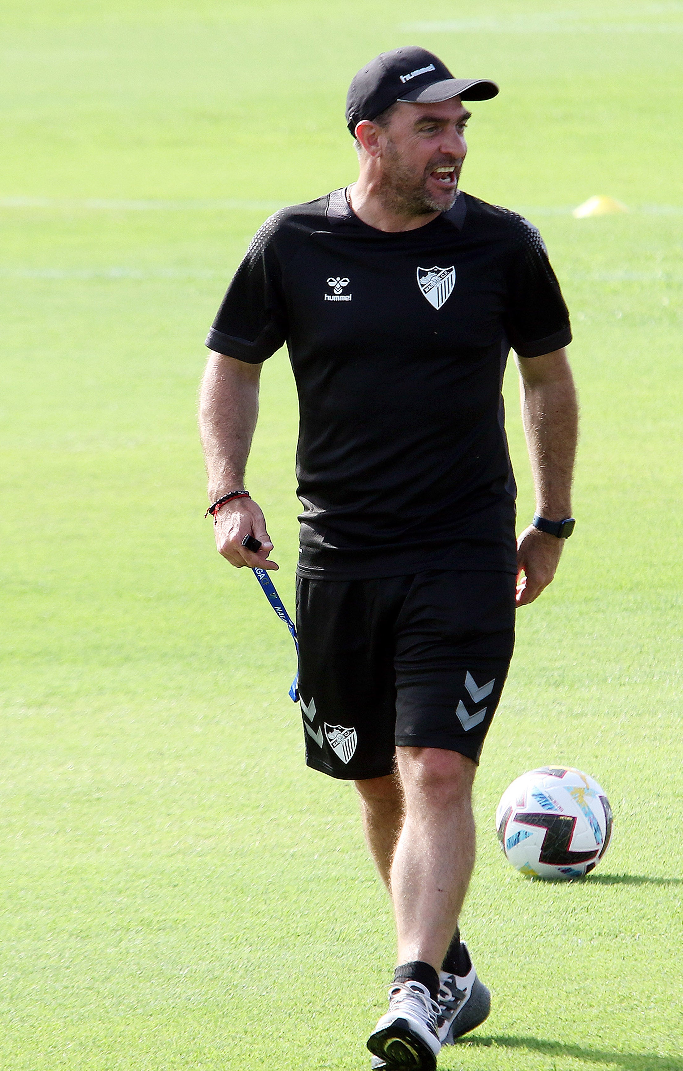 El último fichaje, Bustinza, completa su primer entrenamiento como blanquiazul mientras aún no se ha incorporado Juanfran. El equipo arranca con 15 canteranos y varios descartes en la rampa de salida