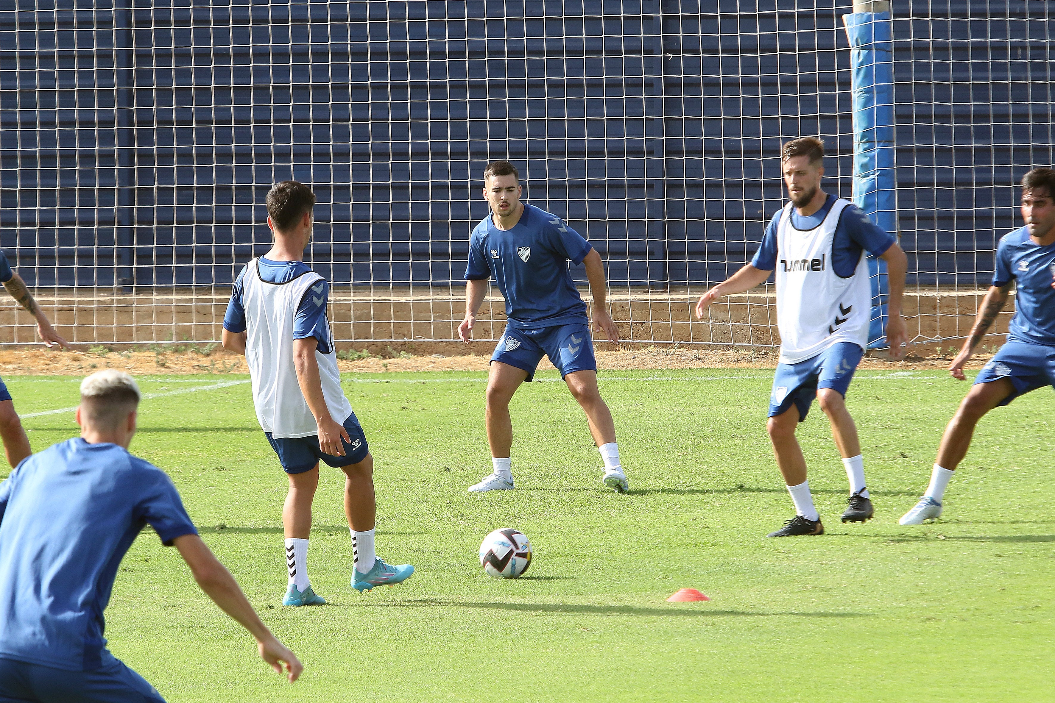 El último fichaje, Bustinza, completa su primer entrenamiento como blanquiazul mientras aún no se ha incorporado Juanfran. El equipo arranca con 15 canteranos y varios descartes en la rampa de salida