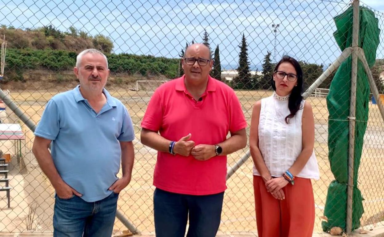 Jesús María Claros, Jesús Lupiáñez y Rocío Ruiz, junto a las instalaciones deportivas de Almayate. 