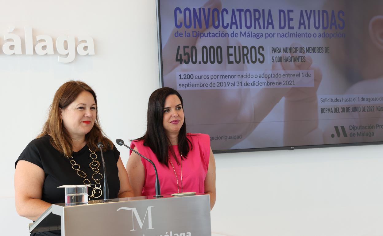 Natacha Rivas y Lourdes Piña, esta mañana, durante la presentación de las ayudas.