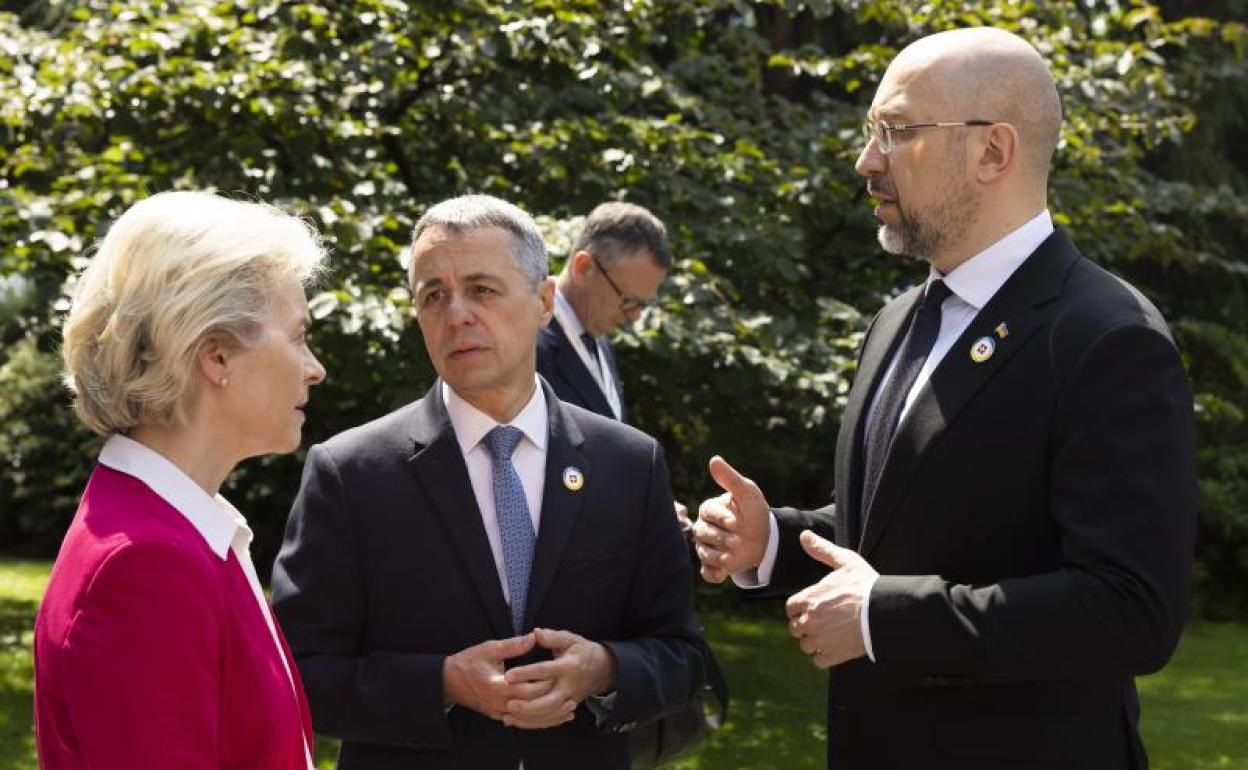 Ursula von der Leyen junto a otros líderes en la conferencia celebrada en la ciudad suiza de Lugano para la reconstrucción de Ucrania. 