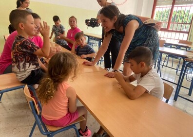 Imagen secundaria 1 - Más imágenes de la escuela de verano en el CEIP Palma-Palmilla. 