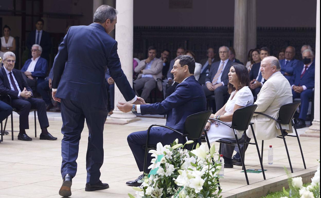 Juan Espadas saluda a Juanma Moreno tras la ofrenda floral a Blas Infante.