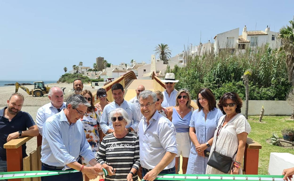 El presidente de la Diputación, Francisco Salado, y el alcalde de Estepona, José María García Urbano, en la inauguración. 