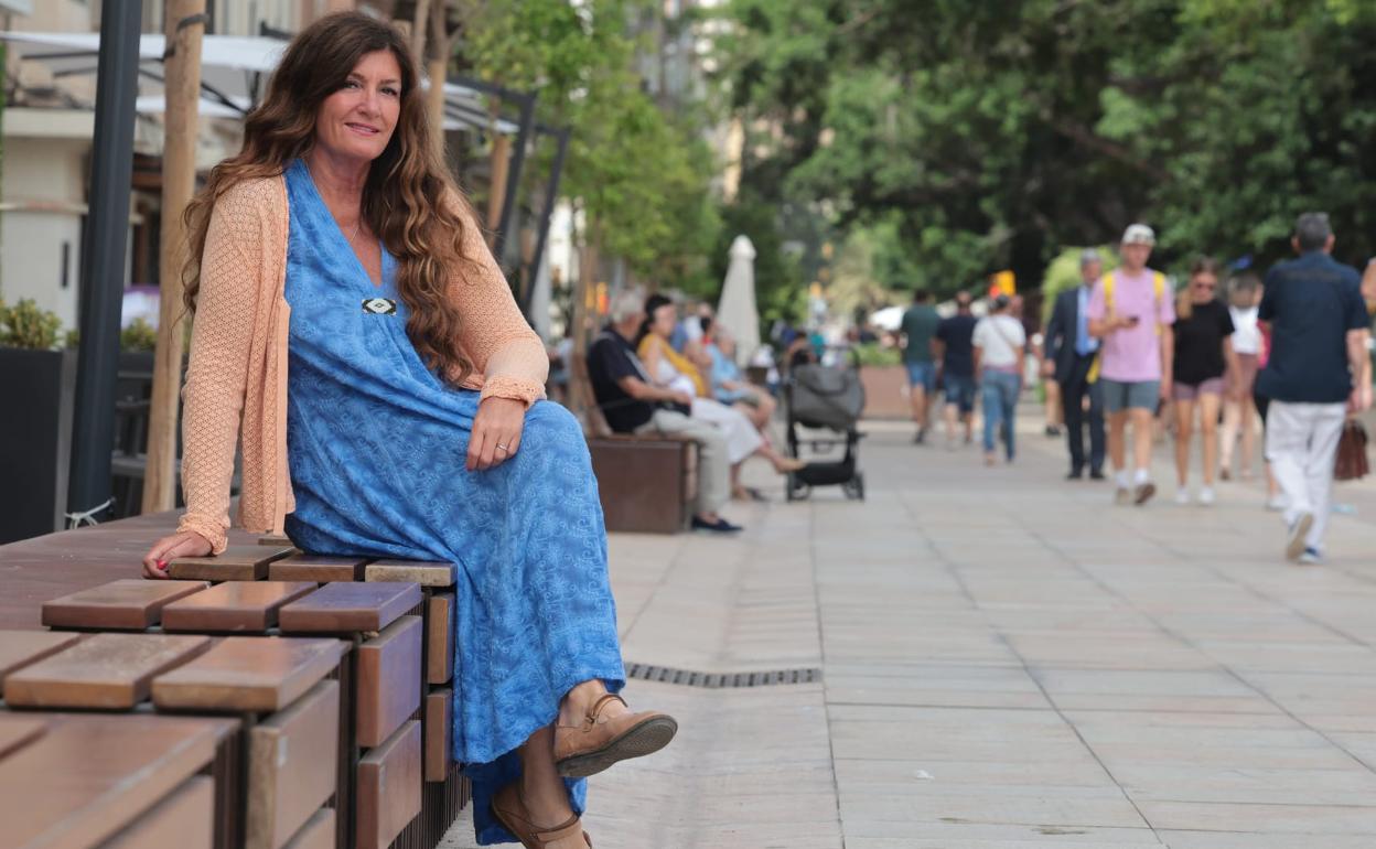 Mari Jungstedt, ayer, en la Alameda, uno de los escenarios que aparecen en su nueva novela ambientada en Málaga. 