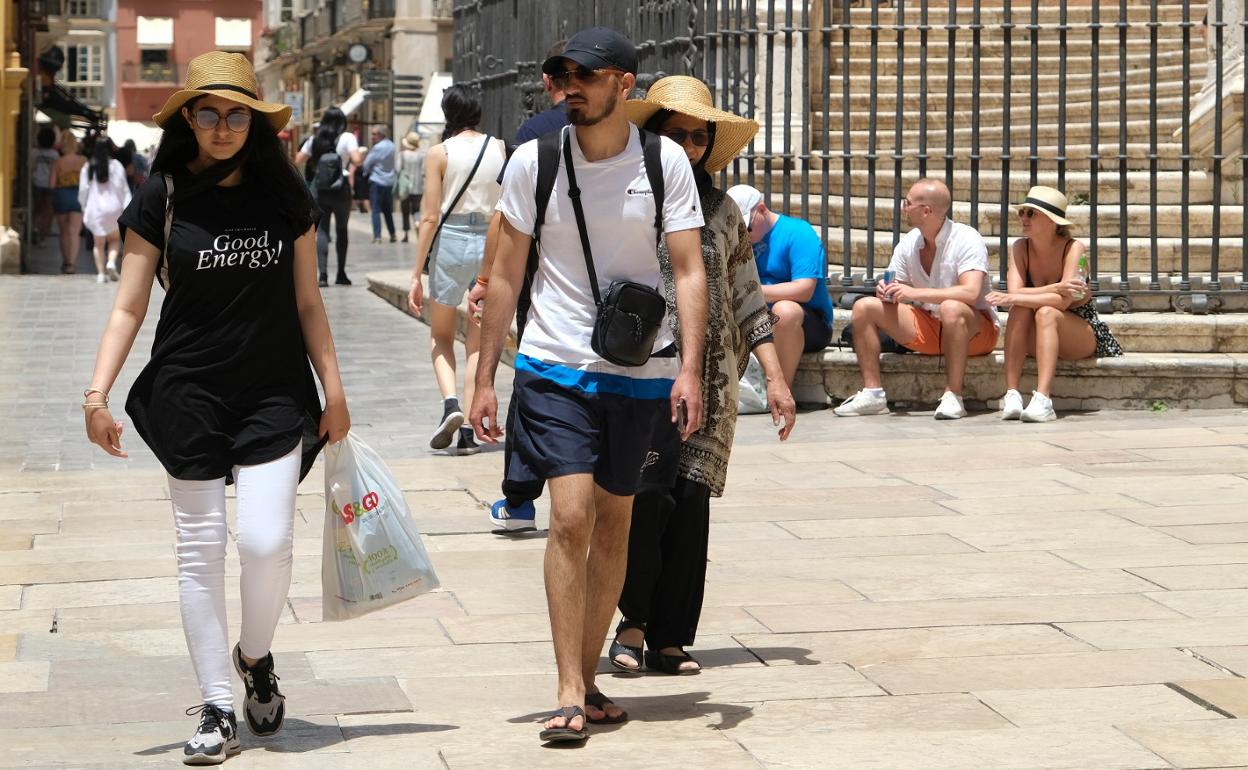 Turistas pasean por el Centro Histórico de la capital de la Costa del Sol. 