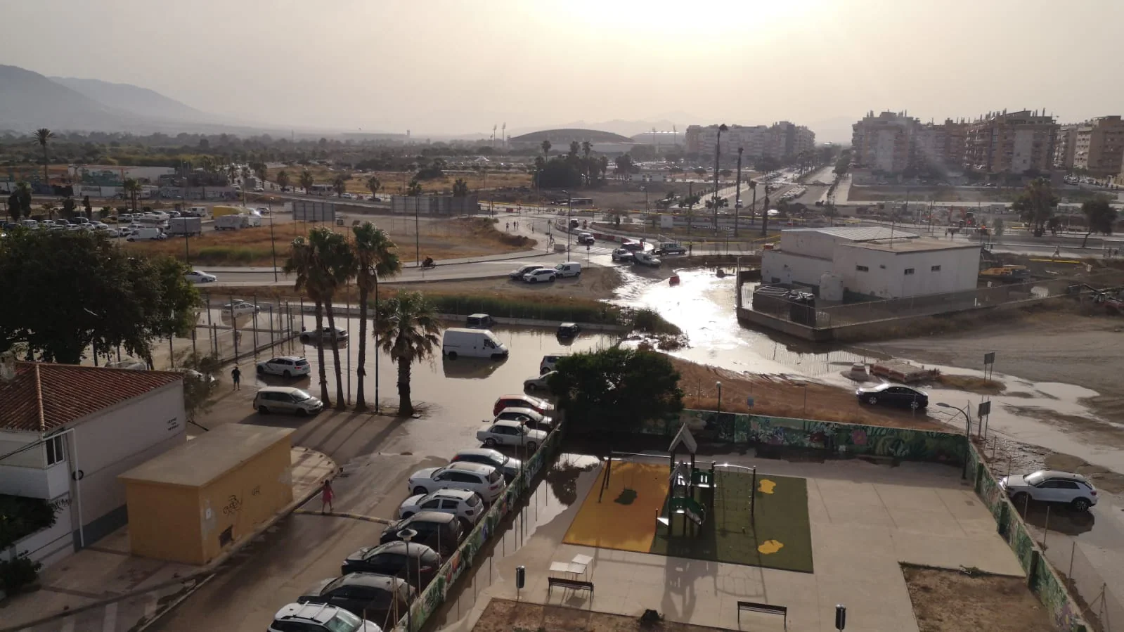 La constructora de las obras de urbanización que se están acometiendo en la zona dañaron la tubería de la estación de bombeo que impulsa las aguas residuales hasta la depuradora