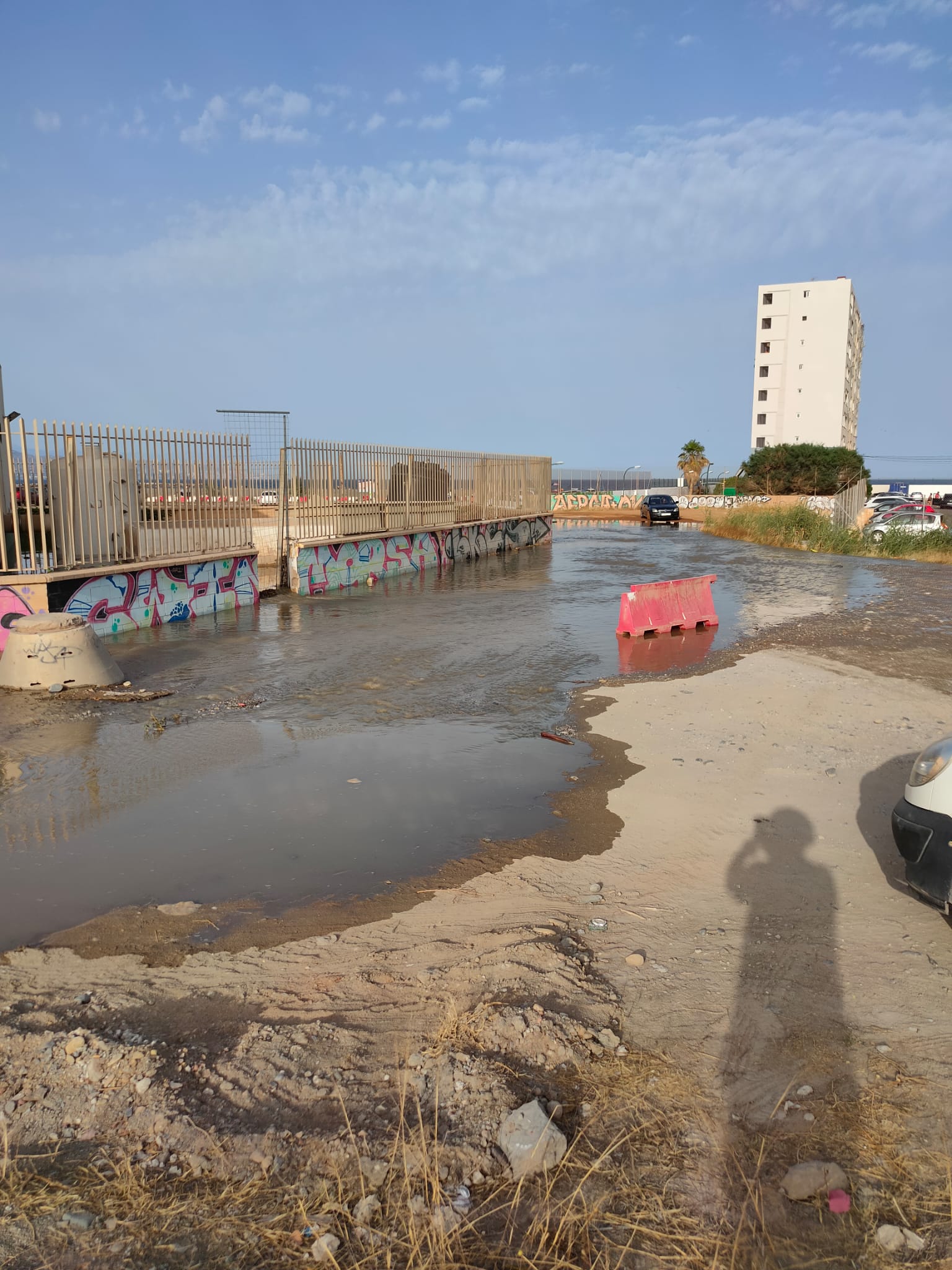 La constructora de las obras de urbanización que se están acometiendo en la zona dañaron la tubería de la estación de bombeo que impulsa las aguas residuales hasta la depuradora