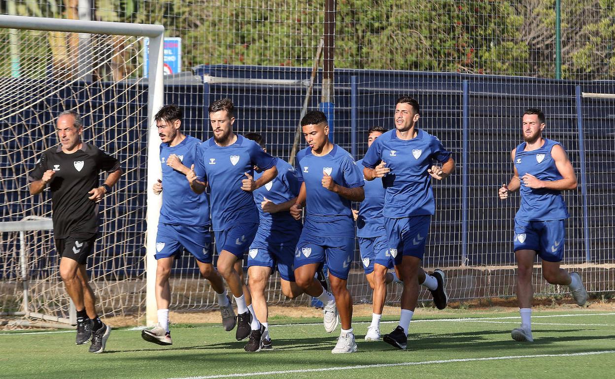 Un grupo de jugadores en pleno esfuerzo ayer en el campo de la Federación, con Enrique Ruiz al frente. 