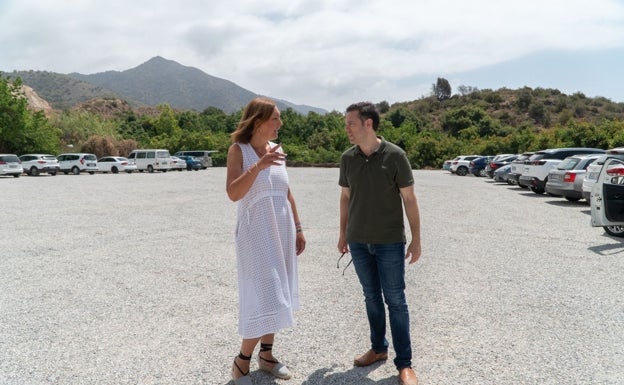 Los ediles de Servicios Municipales y el concejal de Seguridad y Transporte, en la nueva bolsa de aparcamientos habilitada. 