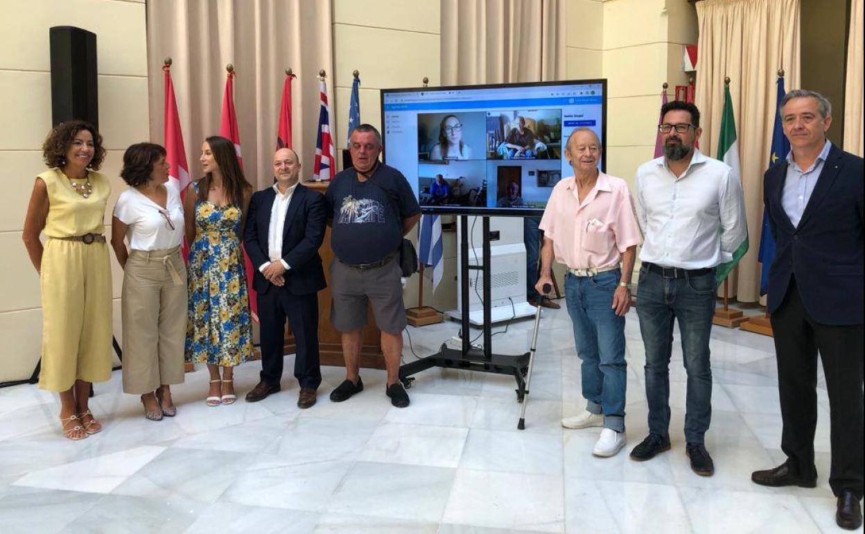 Romper la barrera de la soledad: la iniciativa del primer centro virtual para mayores o dependientes en Málaga