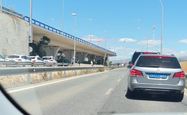 Atasco en los accesos a la zona de precontratación. 