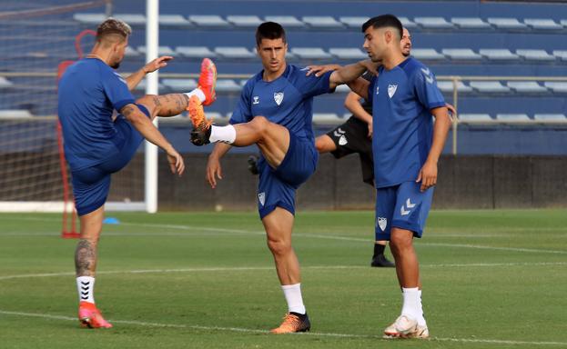 Imagen principal - Los nuevos fichajes, Juanfran, Bustinza, Fran Sol y Rubén Castro, ya se entrenan con el Málaga. 