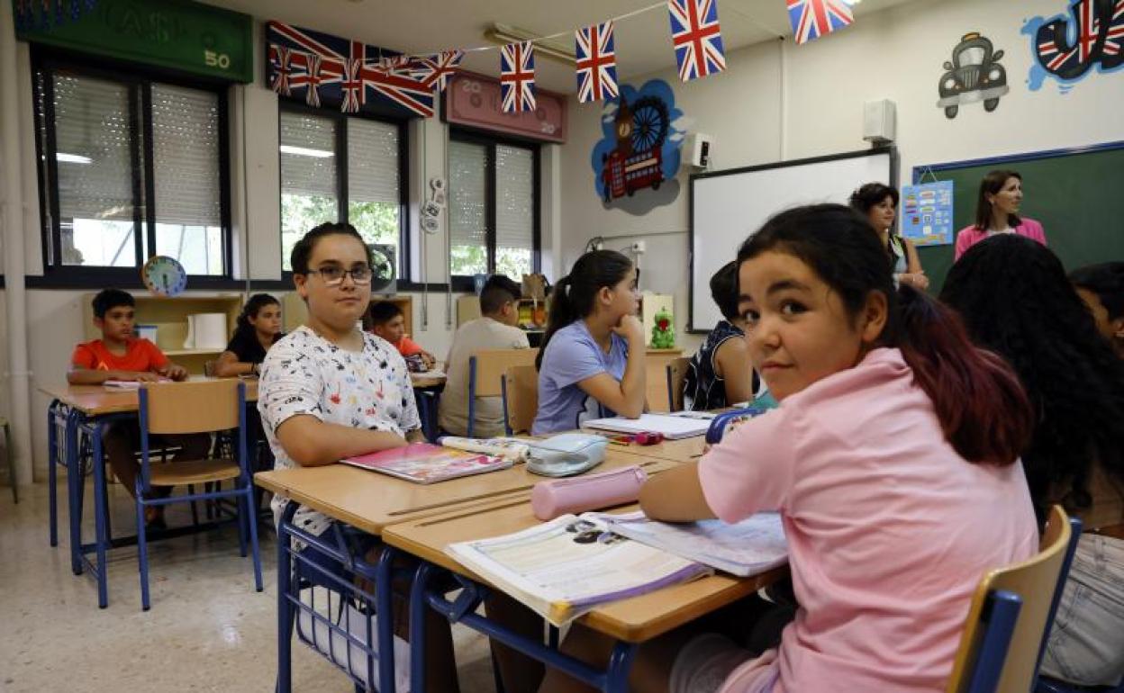 En primer término, Sergio Barba y Rocío Arcos, alumnos de quinto de Primaria del CEIP Blas Infante. 