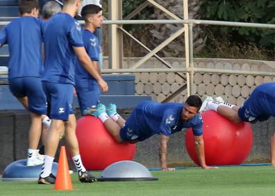 Imagen secundaria 1 - Los nuevos fichajes, Juanfran, Bustinza, Fran Sol y Rubén Castro, ya se entrenan con el Málaga. 