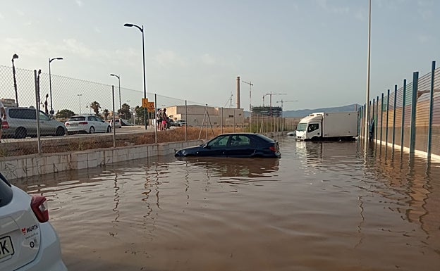 El vertido anegó los accesos y el aparcamiento de Sacaba Beach. 