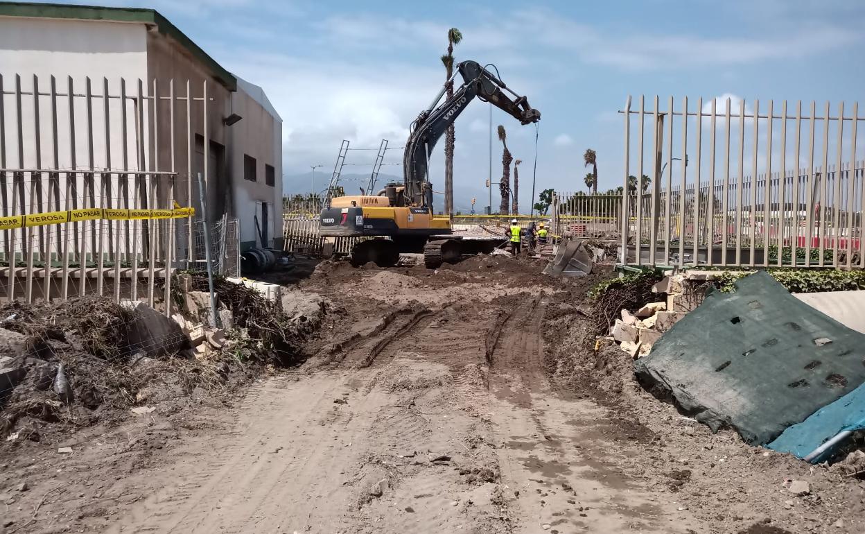 La constructora que dañó la tubería de saneamiento ha asumido los trabajos de reparación. 