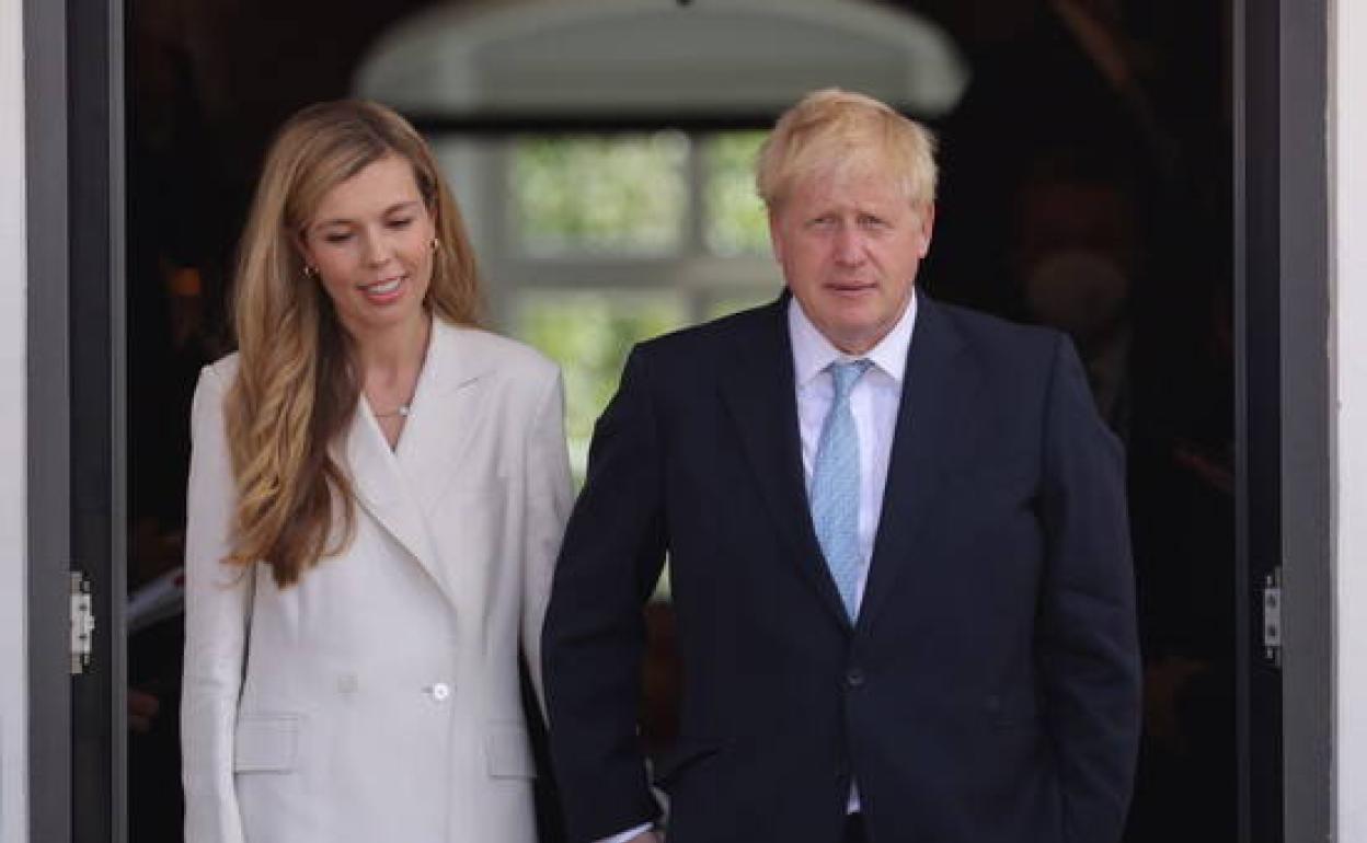 Boris y Carrie Johnson en una reunión de los líderes del G7.