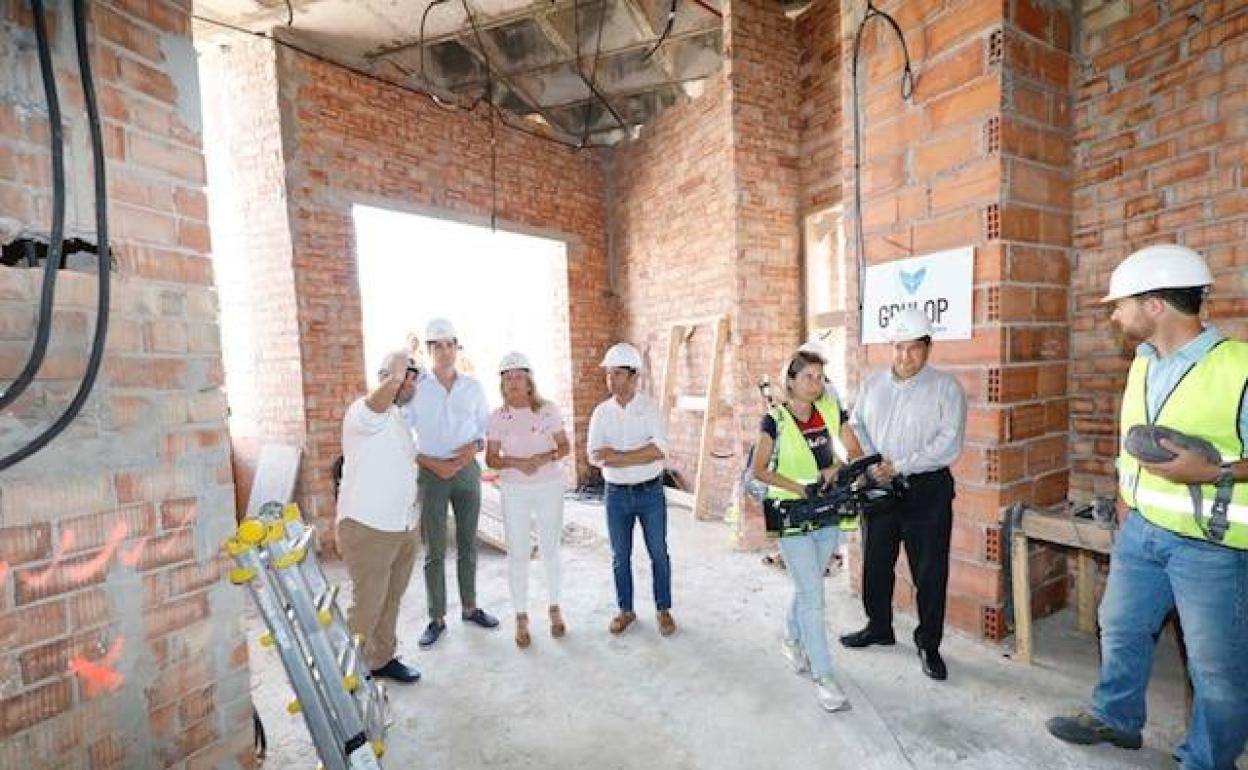 Ángeles Muñoz, alcaldesa, ha visitado los trabajos en el edificio que albergará el Centro de Innovación Social. 