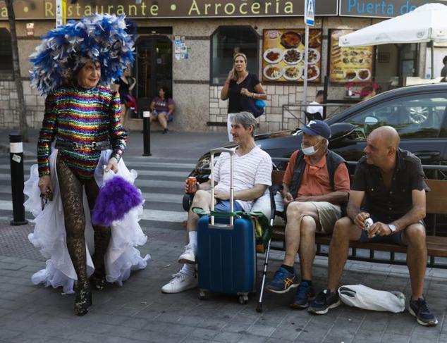 Un participante llega al comienzo del recorrido de la marcha del Orgullo. 