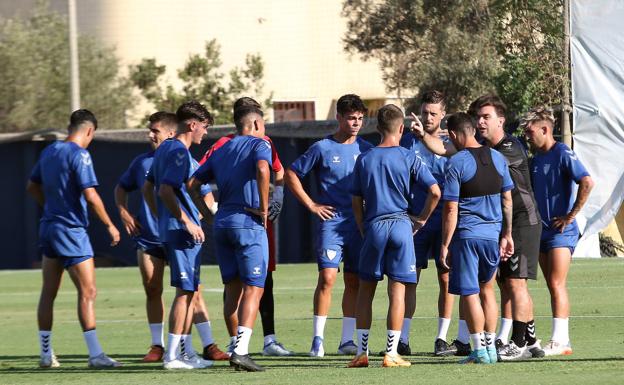 Imagen principal - Otros momentos del partido entre el primer equipo y el filial. 