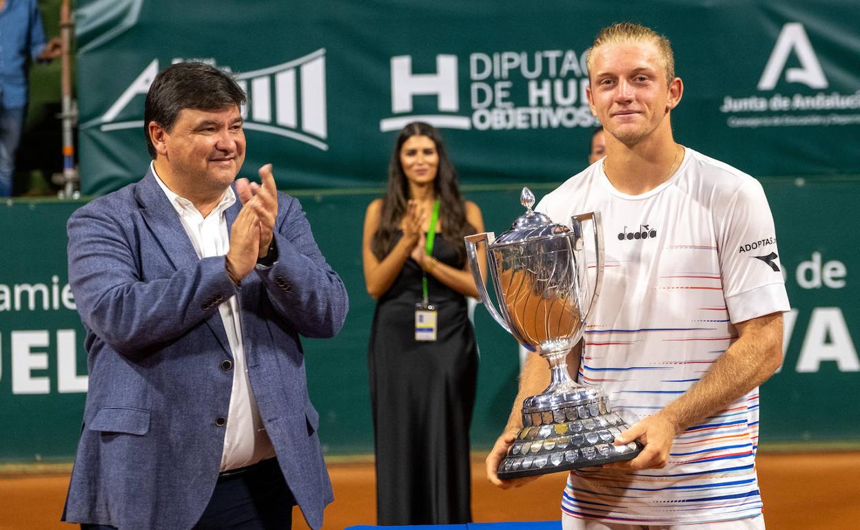 Alejandro Davidovich recibe el trofeo de la Copa del Rey en Huelva el pasado viernes. 