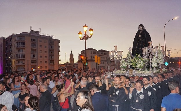 La Virgen, a su paso por el Puente de la Aurora.