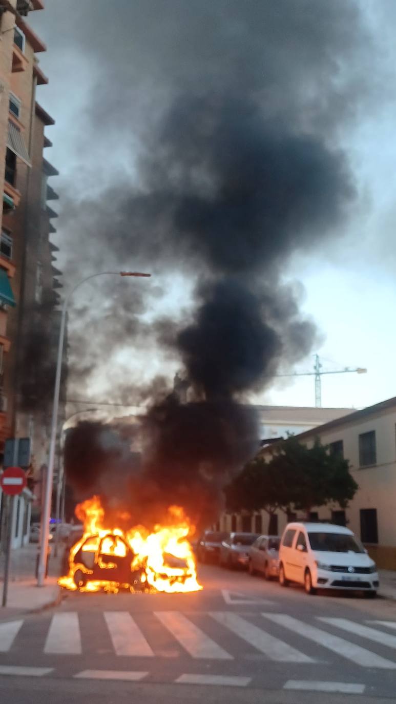 Los bomberos de Málaga sofocan el incendio de dos coches en la calle Fernán Núñez