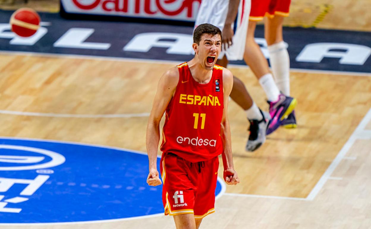 Álvaro Folgueiras celebra una canasta al final del encuentro. 