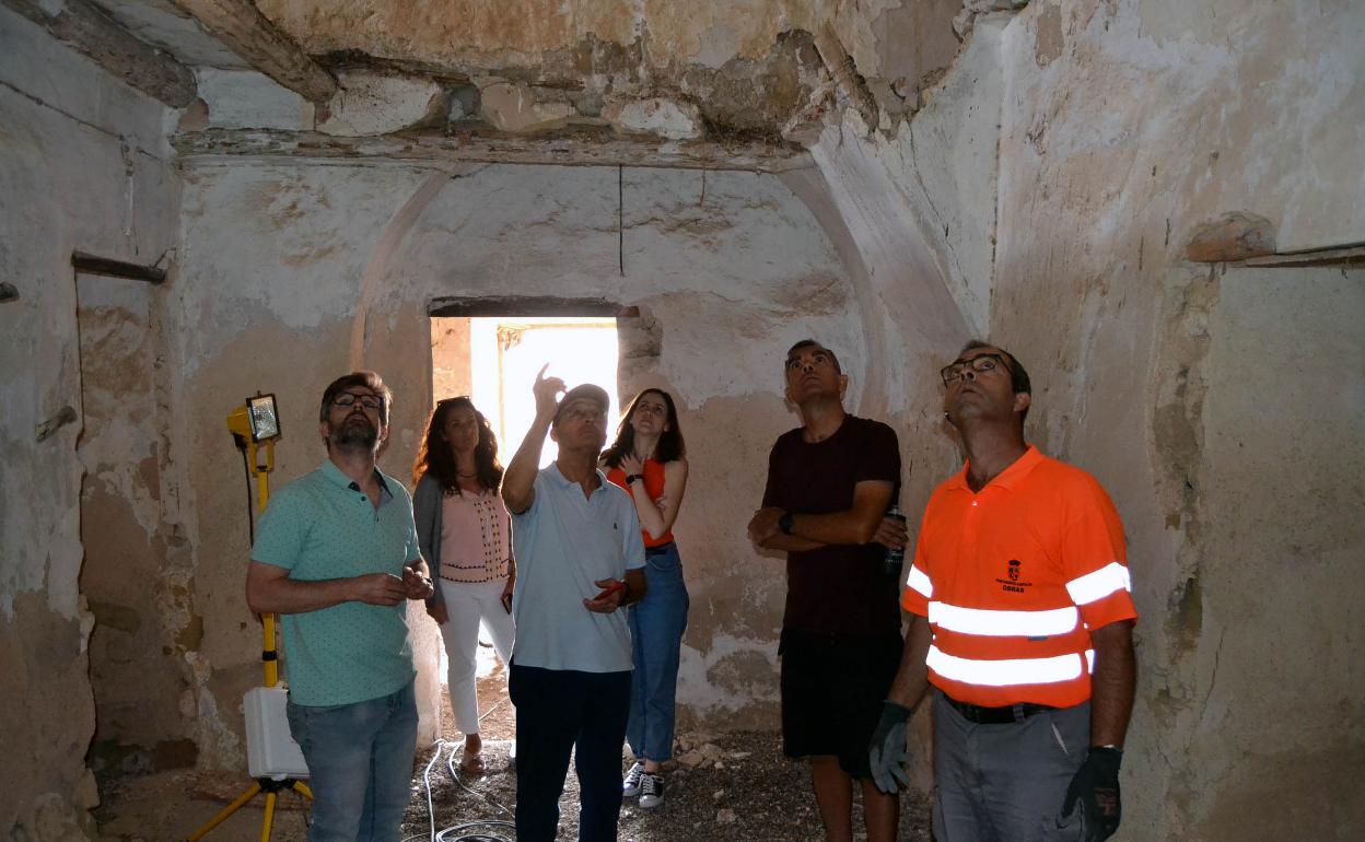 Visita de los arqueólogos al Cortijo de las Mezquitas.