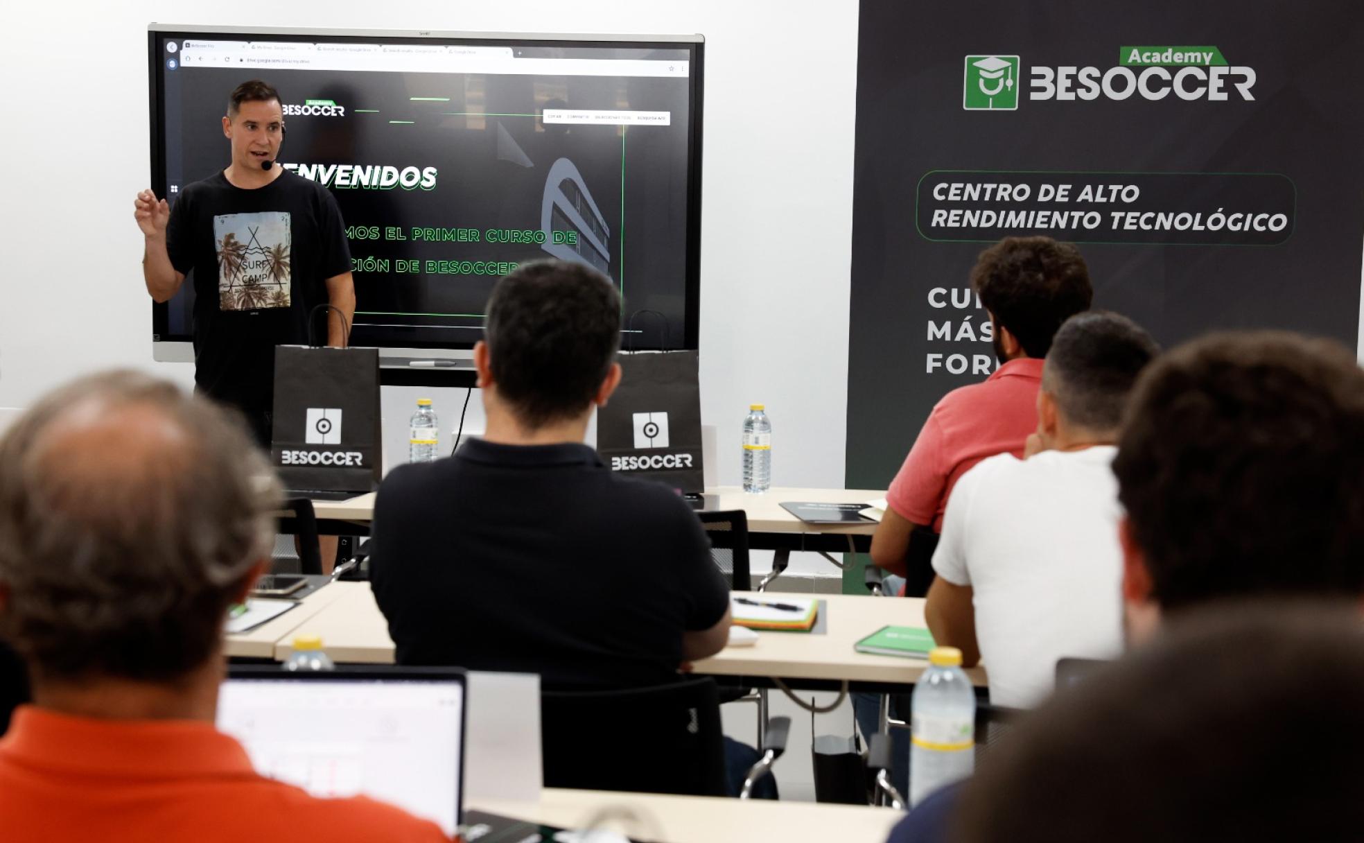 Manu Heredia, fundador de BeSoccer, se dirige a los primeros alumnos de la academia creada por la empresa malagueña. 