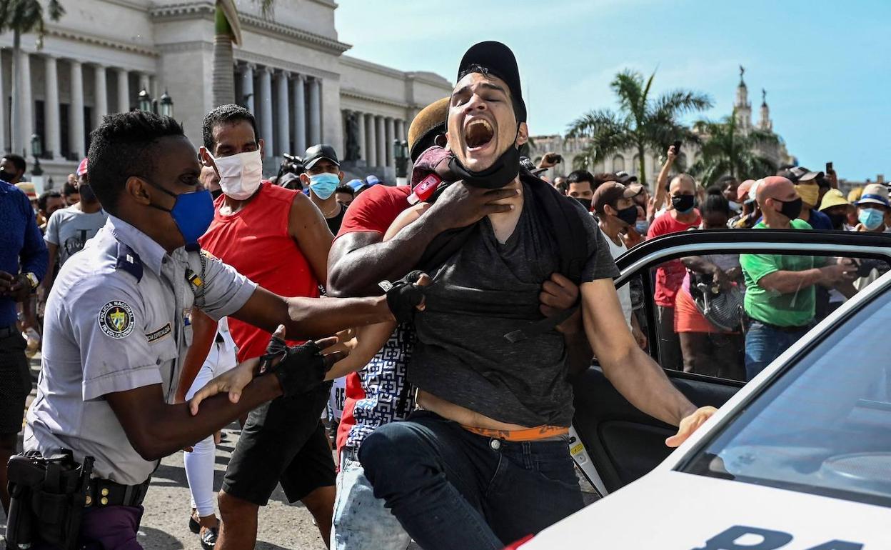 La Policía del régimen detiene a un manifestante en una calle de La Habana