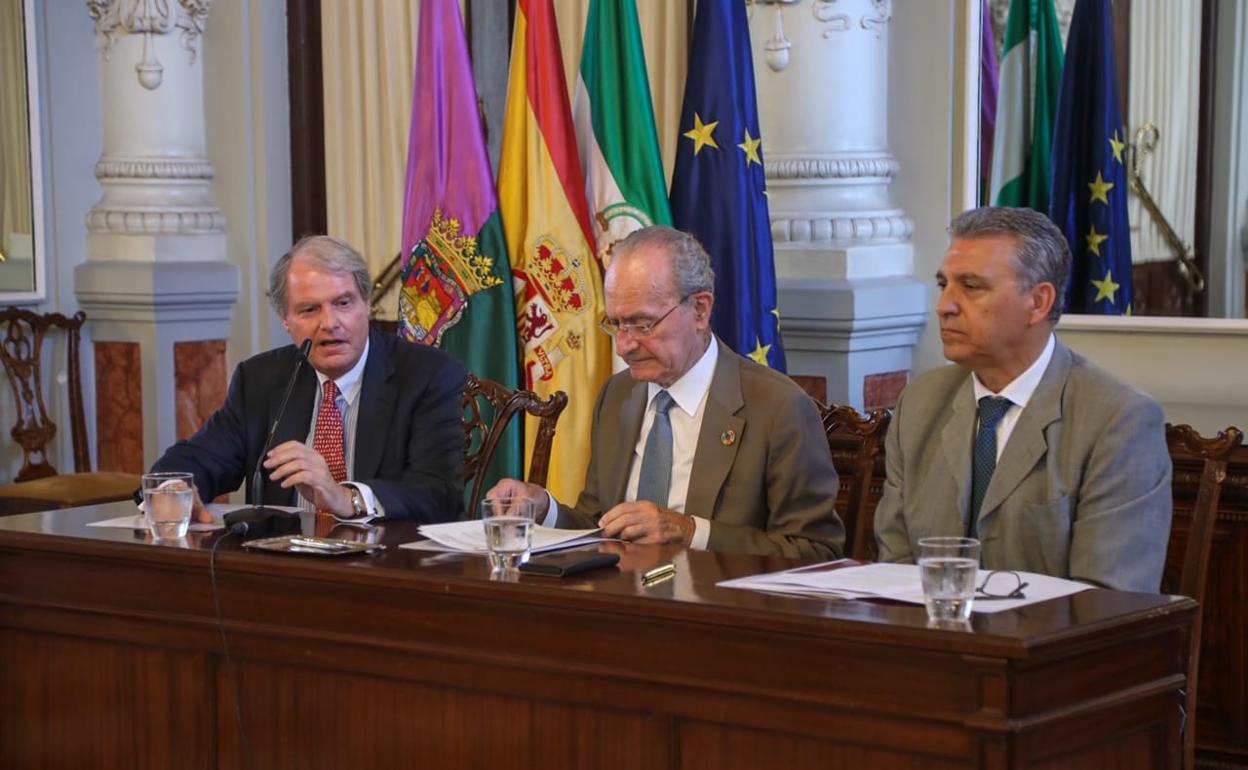 De izquierda a derecha, Francisco Belil (Fundación Bertelsmann), el alcalde, Francisco de la Torre, y Sergio Cuberos (Cámara de Comercio). 