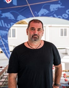 Imagen secundaria 2 - El público, durante la actuación de Izal; Carlos Nievas, director técnico, en el centro con gorra, en uno de los cuatro escenarios con parte de su equipo en Torre del Mar; y José Moreno, director financiero, que lleva 30 años trabajando para la empresa Hermanos Toro. 