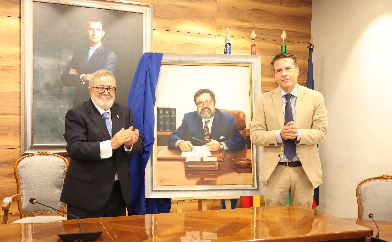 Ildefonso Mateos y el alcalde torroxeño, Óscar Medina, con el retrato del exregidor socialista, en el salón de plenos. 