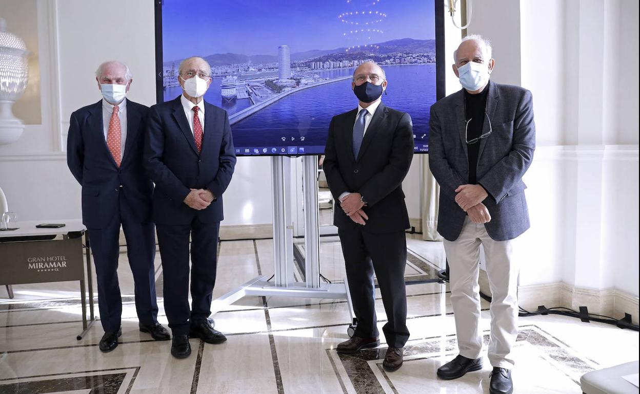 De la Torre, segundo por la izquierda, en una presentación del proyecto hotelero. 