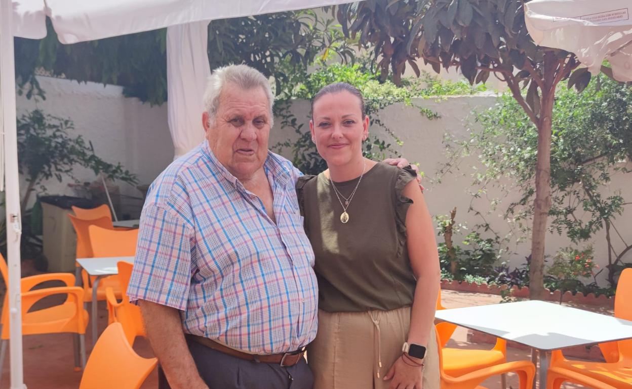 La concejala de Bienestar Social, Elena Aguilar, con un usuario del centro de mayores. 