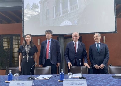 Imagen secundaria 1 - En la primera imagen, Alfonso Quiepo de Llano, Eugenia González, Rafael Ollero, Chema Camacho, Cristina Moreno y Pedro Domínguez. En la segunda, Macarena Selva, Juan Pérez, Francisco de la Torre y José María Hernández, durante el acto. En la última, Antonio Isla, Francisco Santiago y Ana Sánchez.